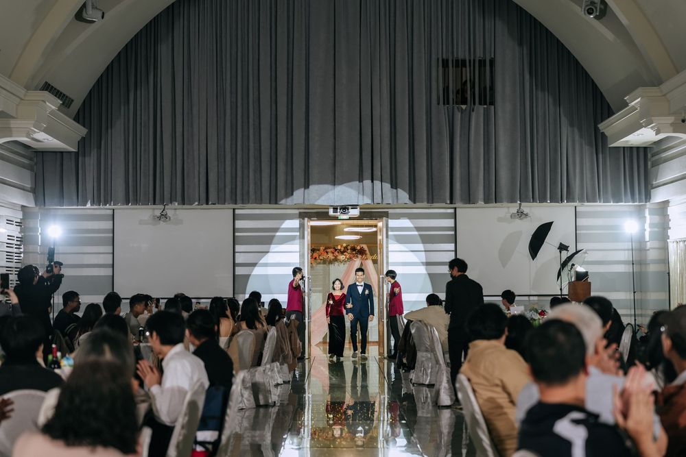 台中雅園新潮婚禮攝影，由余諾婚顧協助婚禮企劃與流程安排，渴望影像攝影師 Eric 拍攝。午宴完整記錄新人經典進場、父母交手與擁抱、歡樂跳舞及賓客自然表情，以明亮自然的影像風格與穩定抓拍，留下溫暖、經典又耐看的台中婚禮紀錄。