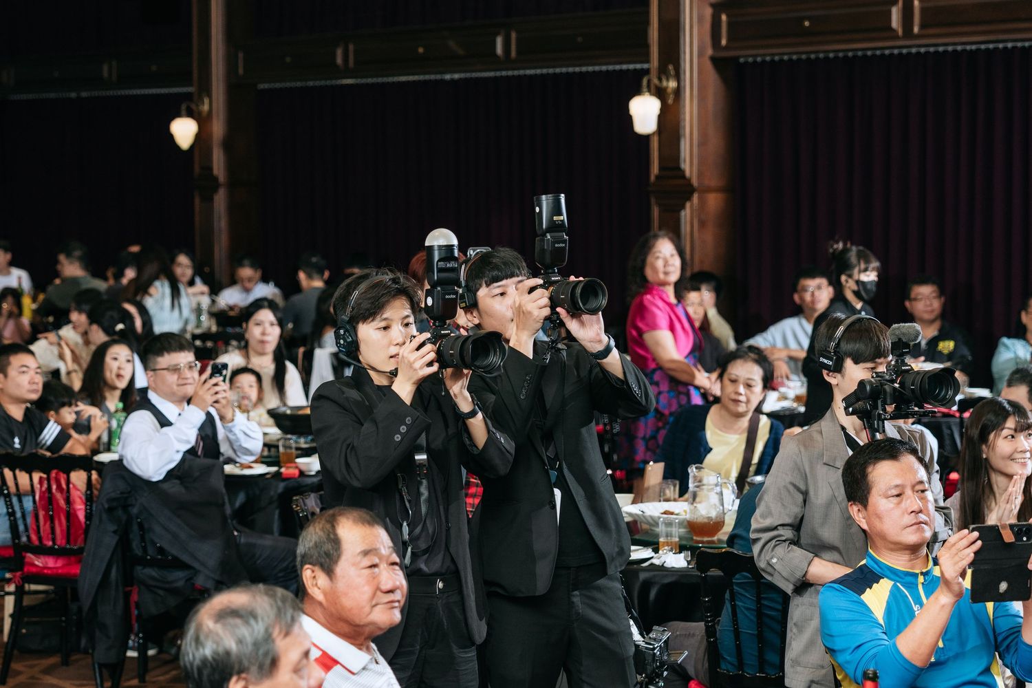 高雄老新台菜婚禮攝影紀錄，由渴望影像攝影師 Eric 拍攝。從早上迎娶儀式到午宴婚禮，完整記錄新人與家人的自然互動、經典合照及類婚紗畫面。Eric 擅長婚宴現場場控與專業燈光配置，即使在不同宴會餐廳與複雜光線環境中，也能穩定呈現自然膚色、立體光影與清楚畫面，留下耐看且真實的台灣婚