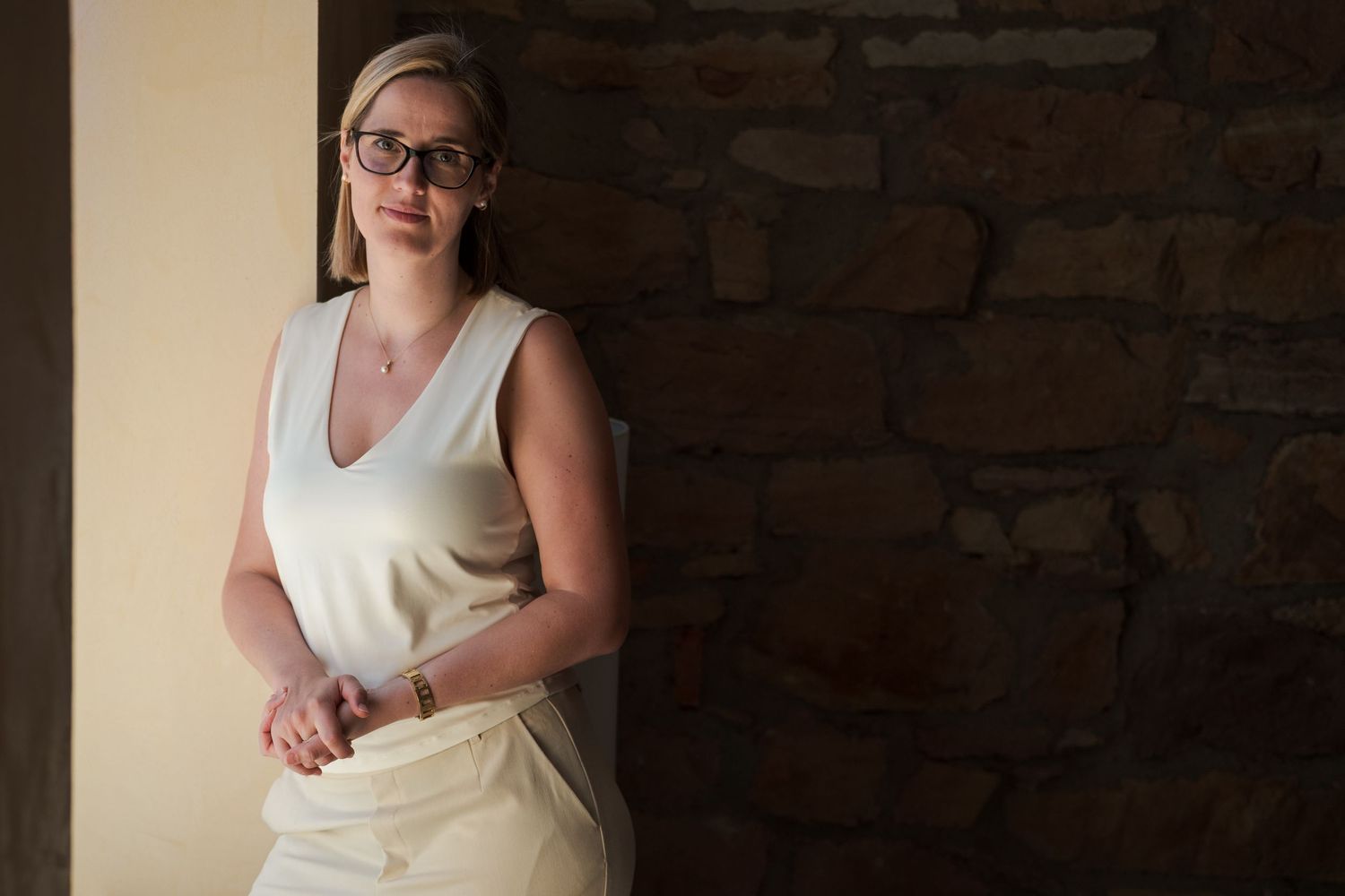 Portrait professionnel avec espace pour la communication d’un site internet