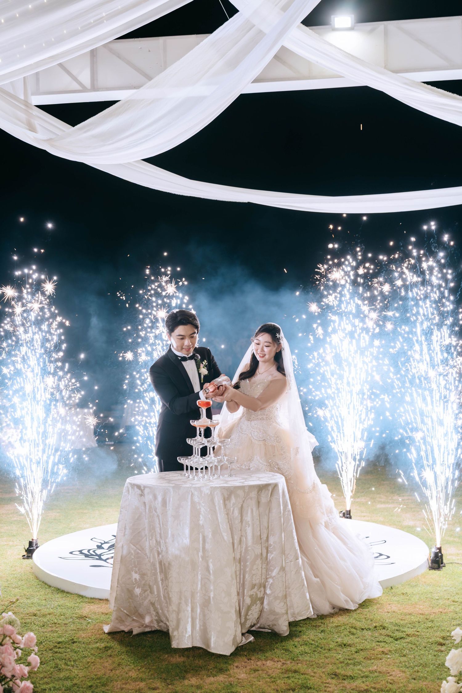 峇里島 AYANA 海外婚禮攝影,由PeipeiPeony Studio韶曜工作室統籌婚禮企劃,渴望影像 Derek、Rebecca、Eric 共同拍攝。從 Rock Bar、高爾夫球場類婚紗,到夕陽戶外證婚、晚宴、冷煙火與歡樂派對,完整呈現高級、優雅又充滿美式氛圍的 party