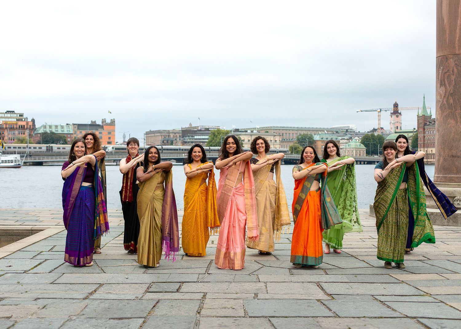 Bröllopsfotograf vid Stockholms stadshus
Brudpar med utsikt över Riddarfjärden. Destionation wedding Stockholm. Saree wedding indian.