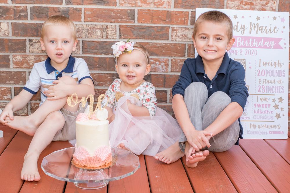 Houston boutique family photographer capturing baby milestones such as a one year old cake smash. Included in the Grow With me Membership