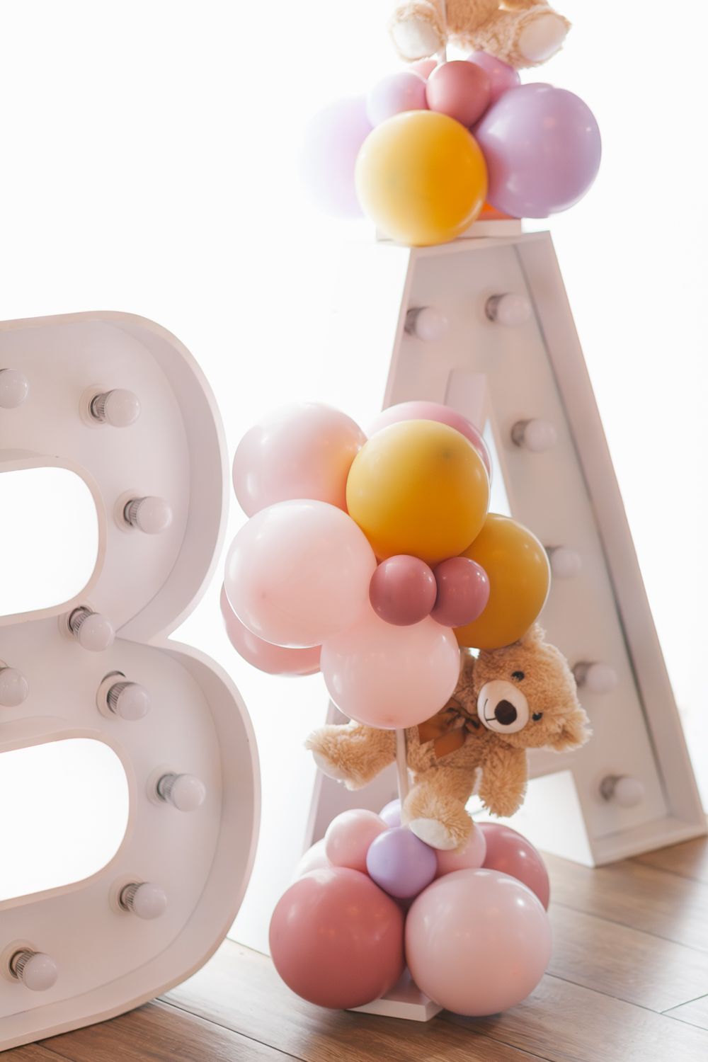 Creative arrangement of balloons and teddy bear decor at a baby shower, captured by Paula Ortiz Photography