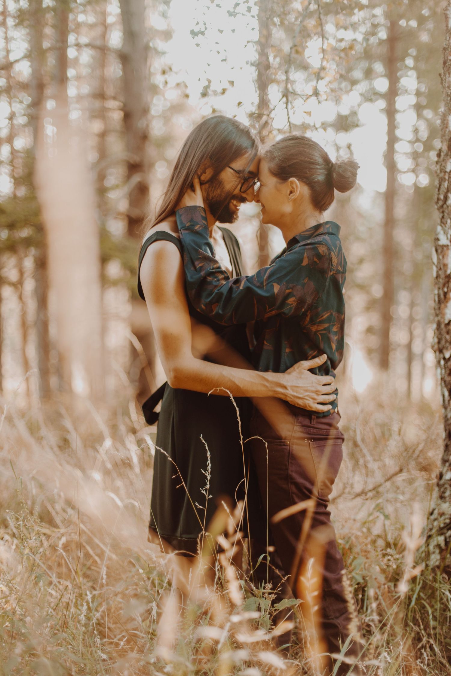 Séance photo couple en extérieur, instants complices et romantiques en lumière naturelle. Portraits lumineux d’un couple capturant tendresse