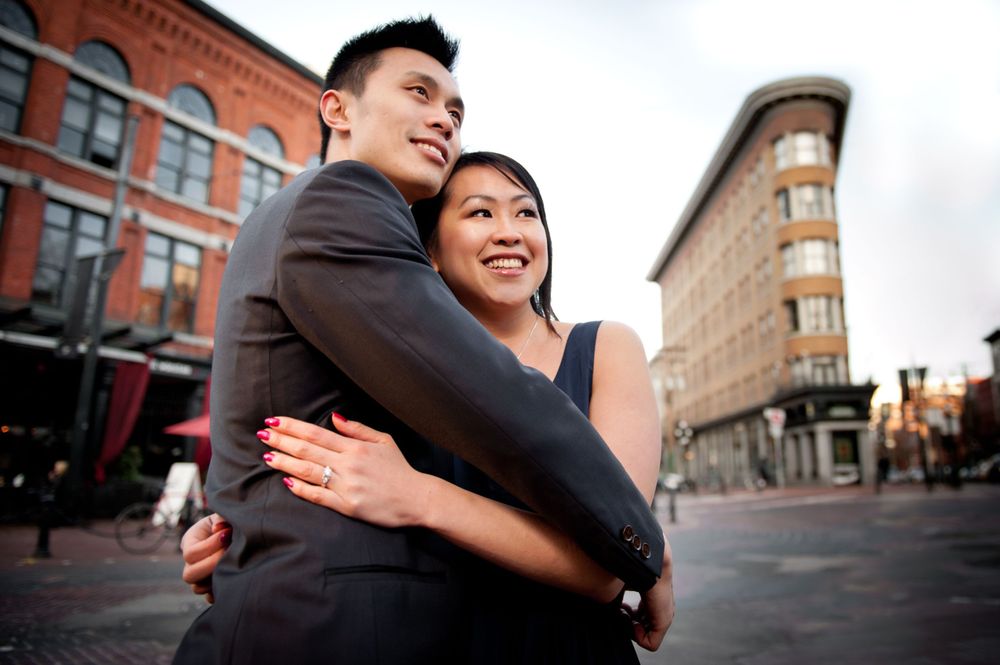 A couple embraces in front of the historic Flatiron Building in New York City.