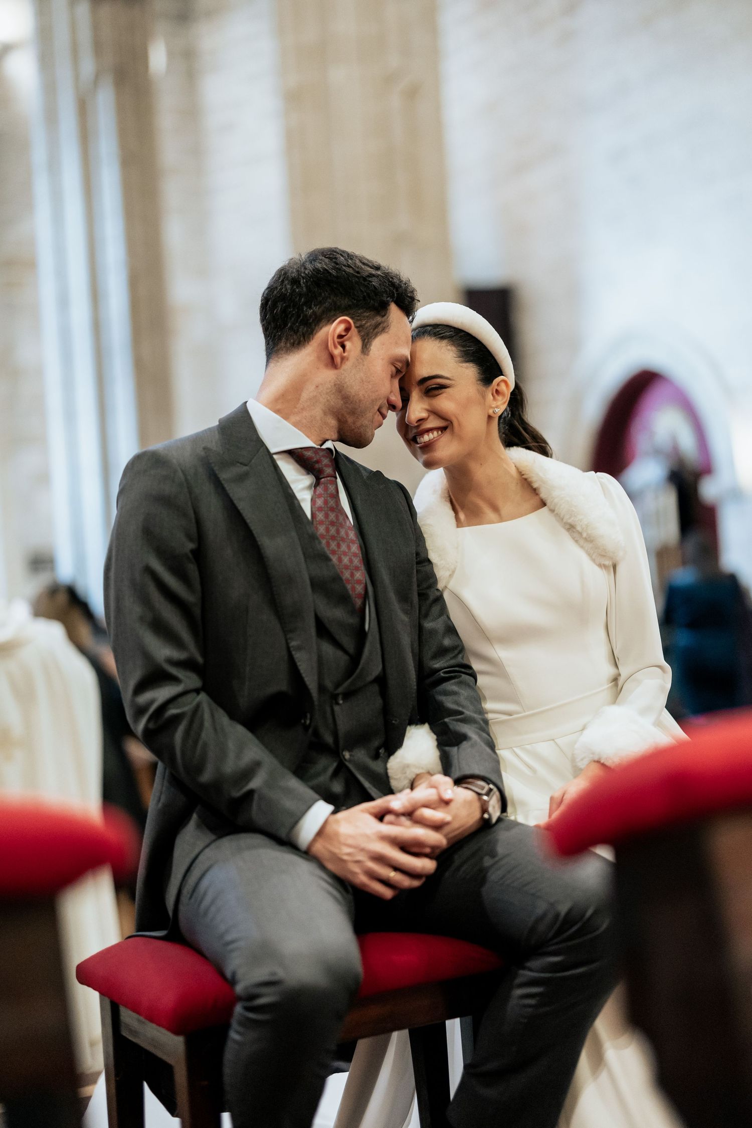 Pareja de novios en la iglesia en su boda