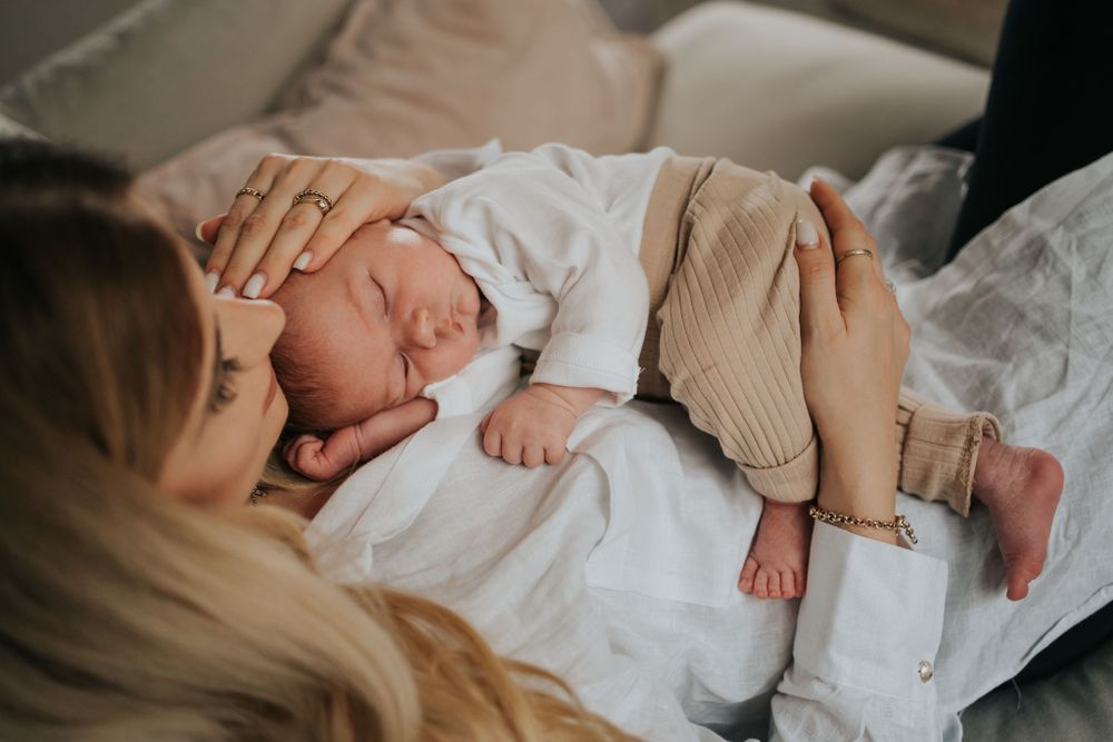 mama tuli nmałego synka - sesja domowa Kraków