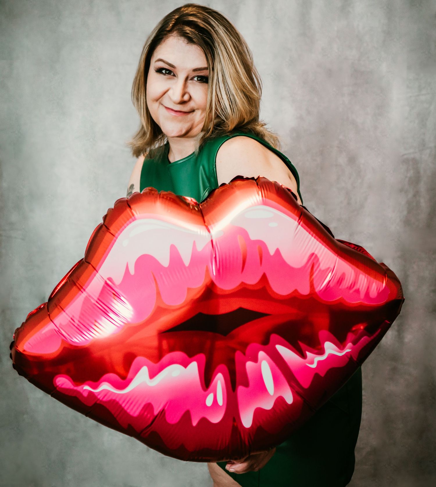 Studio Cake Smash Session in Home Ruskin, FL; Woman holding giant lips balloon