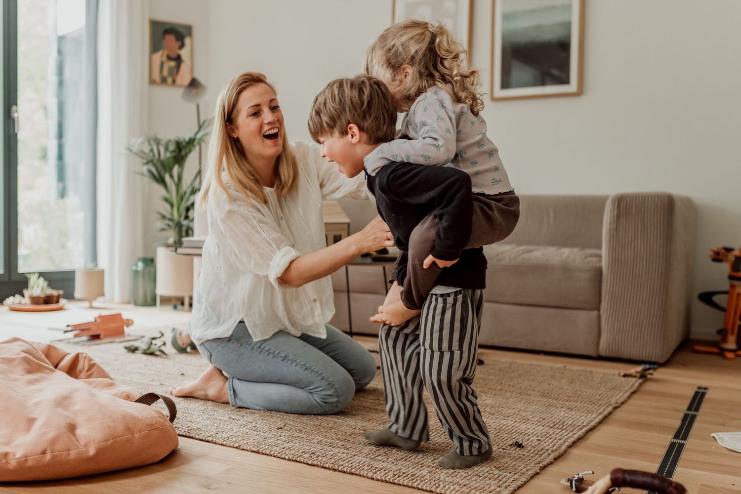 Kinder am rumalbern während Familienshooting