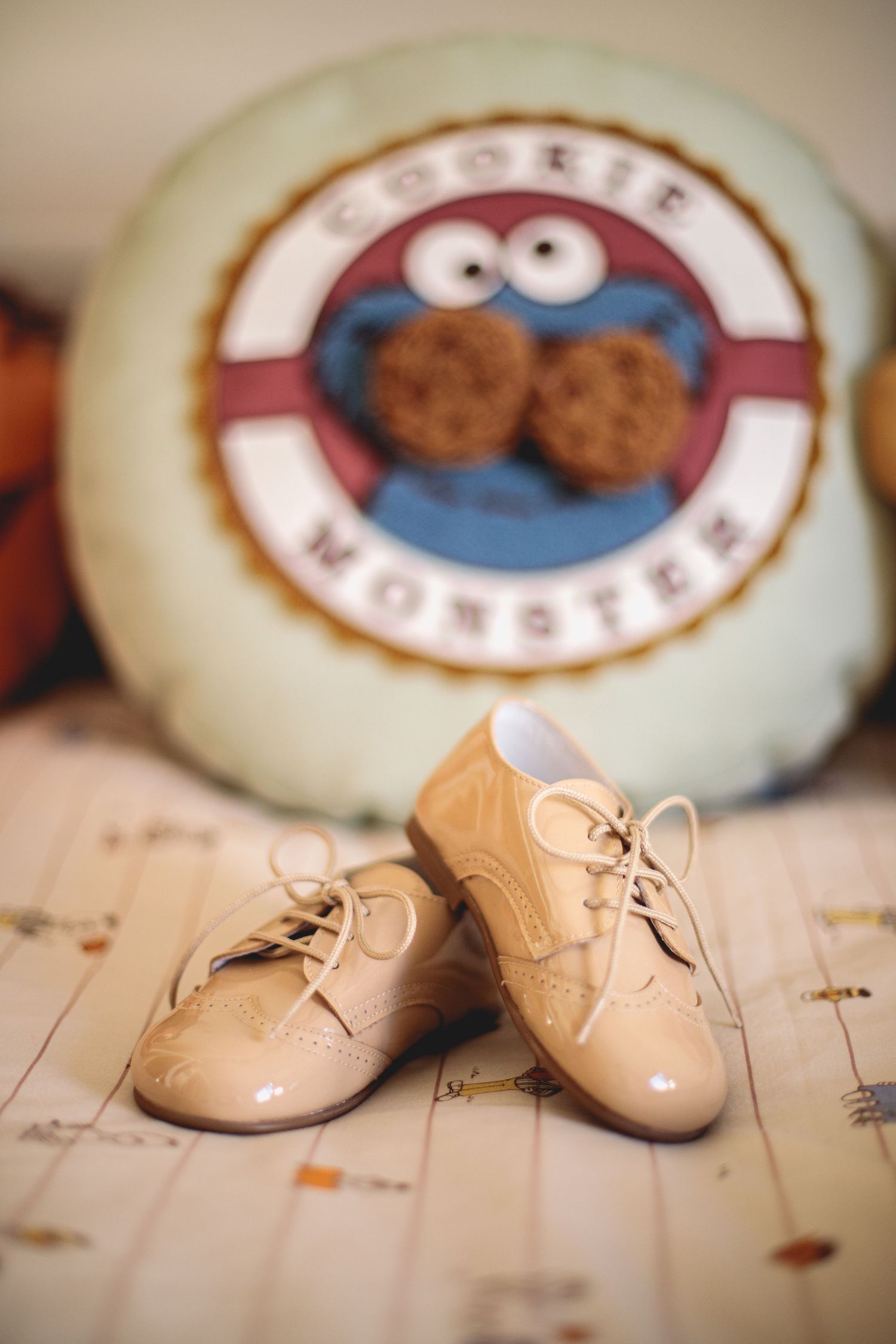 Sapatos de batizado na preparação em casa de uma batizado na Maia