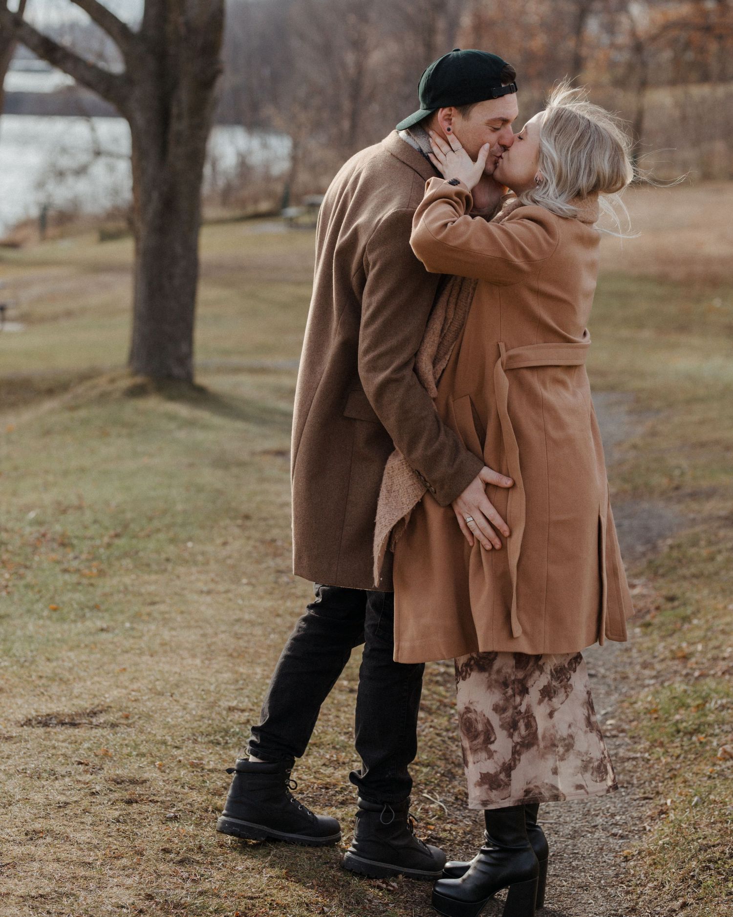 Amoureux sur le bord du canal de Chambly qui s'aiment et célèbre une grossesse.