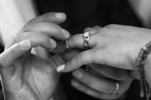 Fotografo de bodas. Foto de anillos de boda. Fotógrafo profesional de bodas.