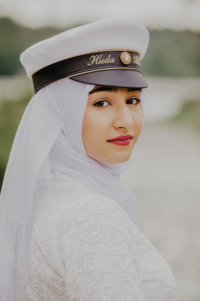 Porträtt av ung kvinna med hijab och studentmössa. Studentfotografering i Stockholm.