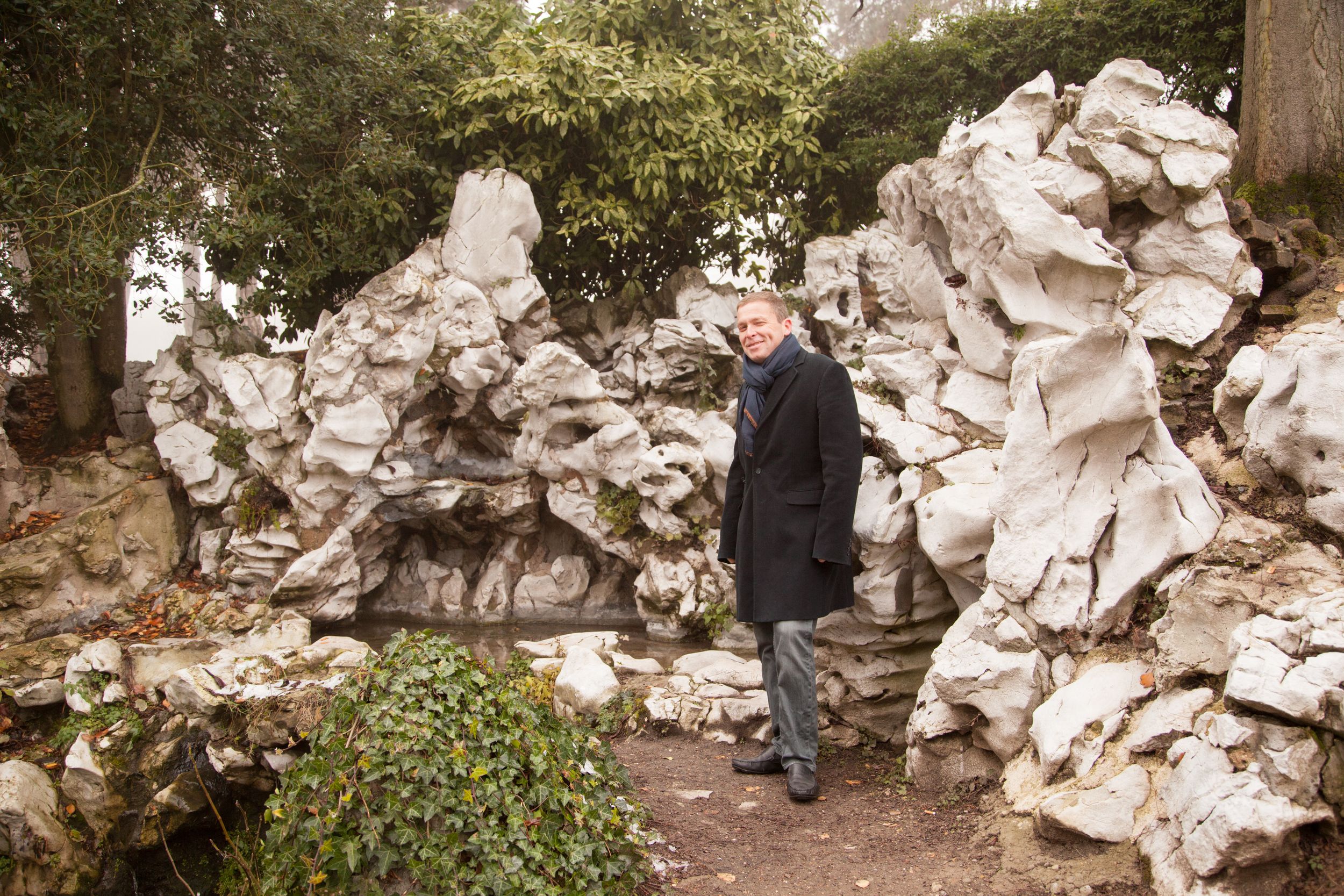 Portrait d'un homme devant un structure rocailleuse du Parc Barbieux.