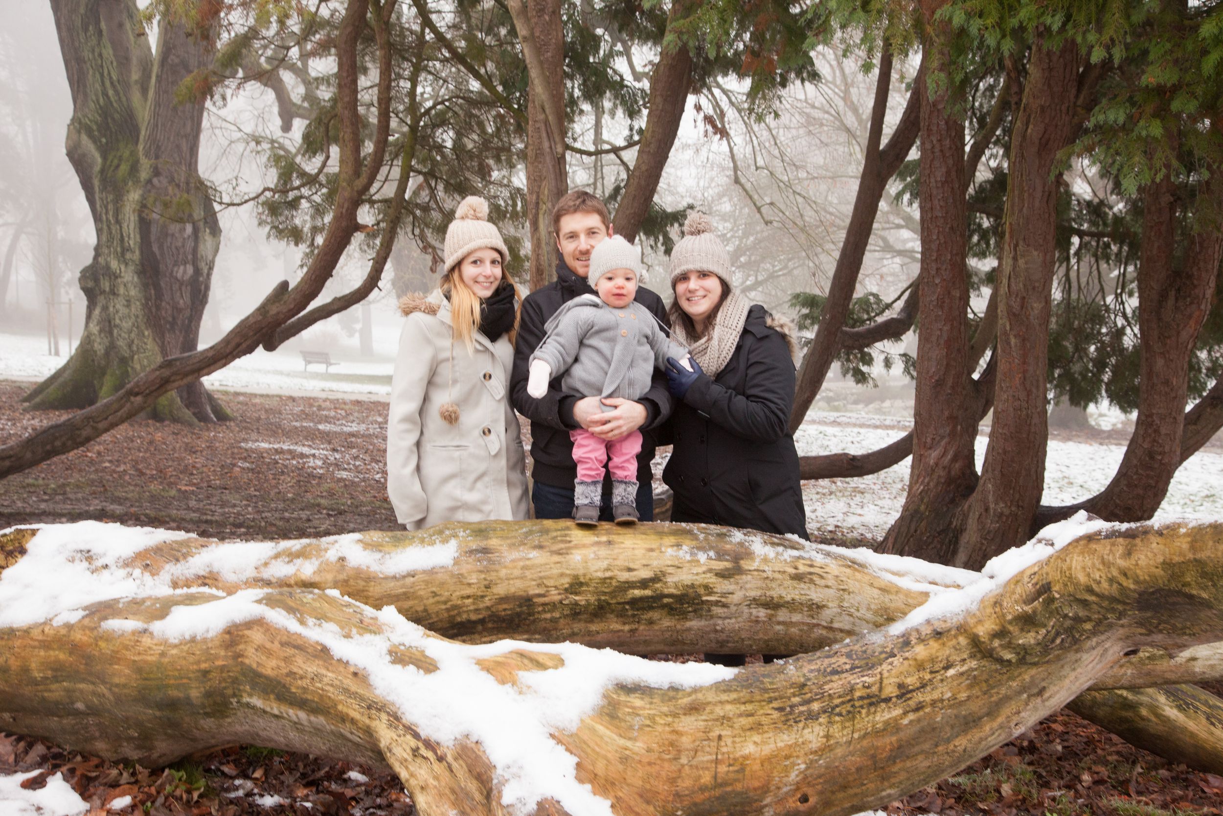 Photo de famille dans un parc enneigé.