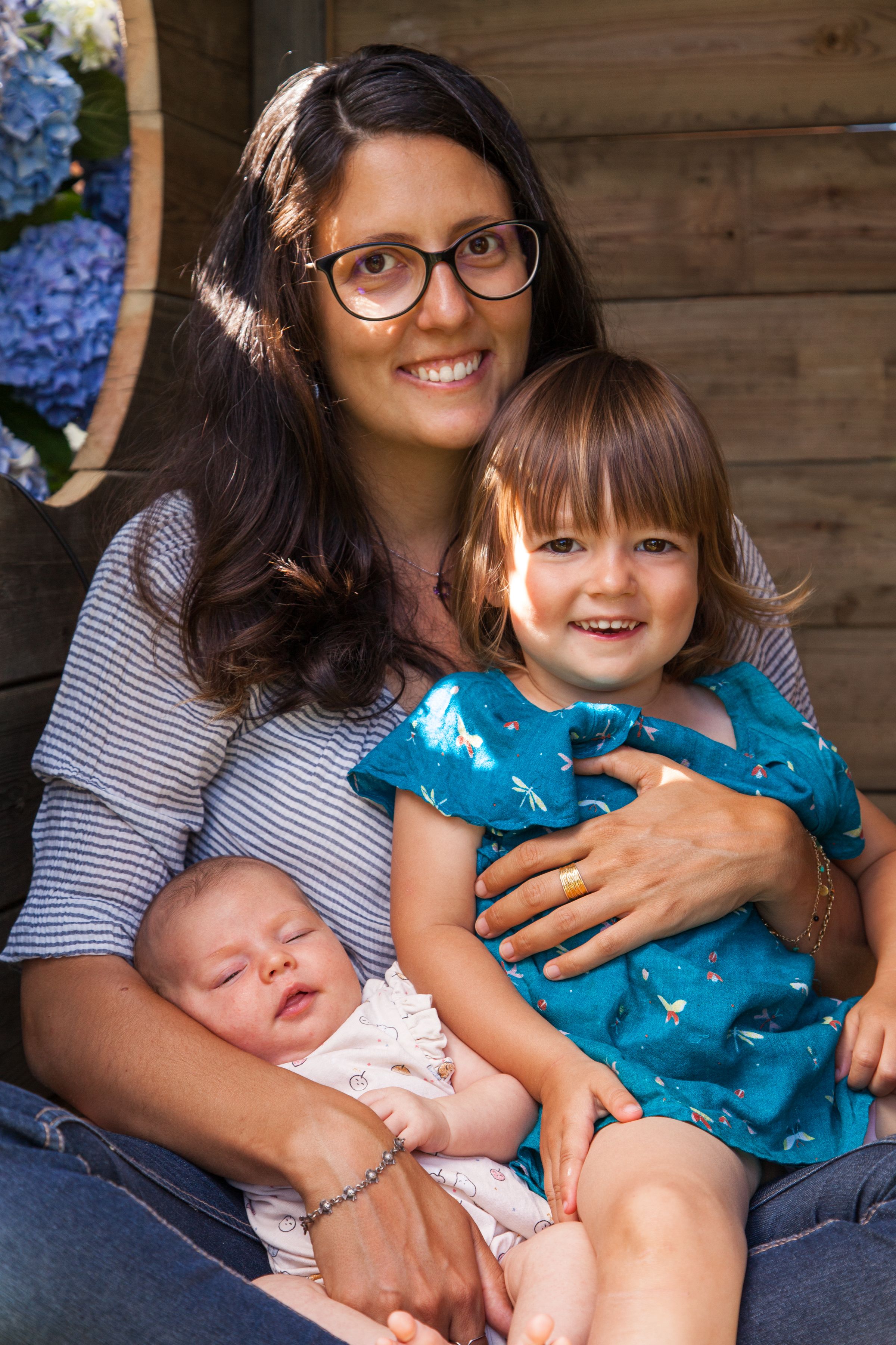 Photo de famille avec des fleurs, prise par une photographe à Pontcharra (38).