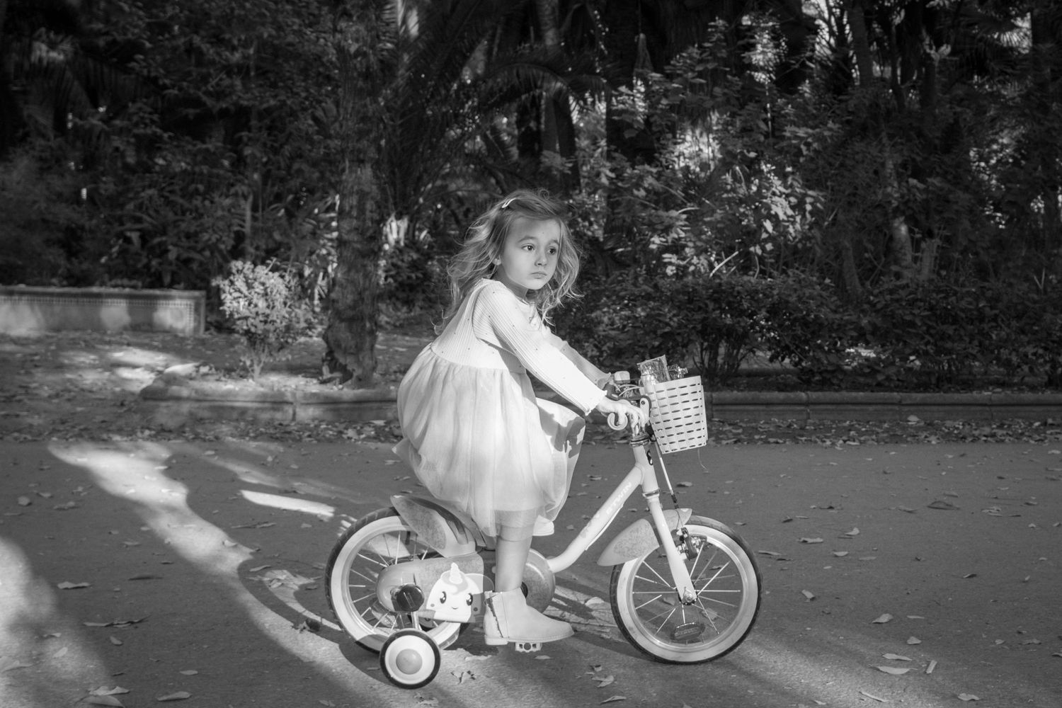 retrato de una chica haciendo bici parque maria luisa