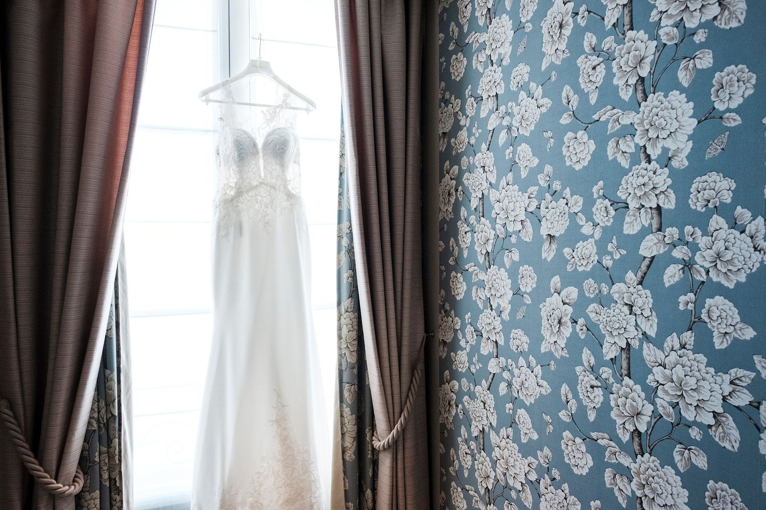 TLOOK photographe de mariage de style documentaire, au grand hôtel du lac à vevey préparatifs de la mariée robe suspendue
