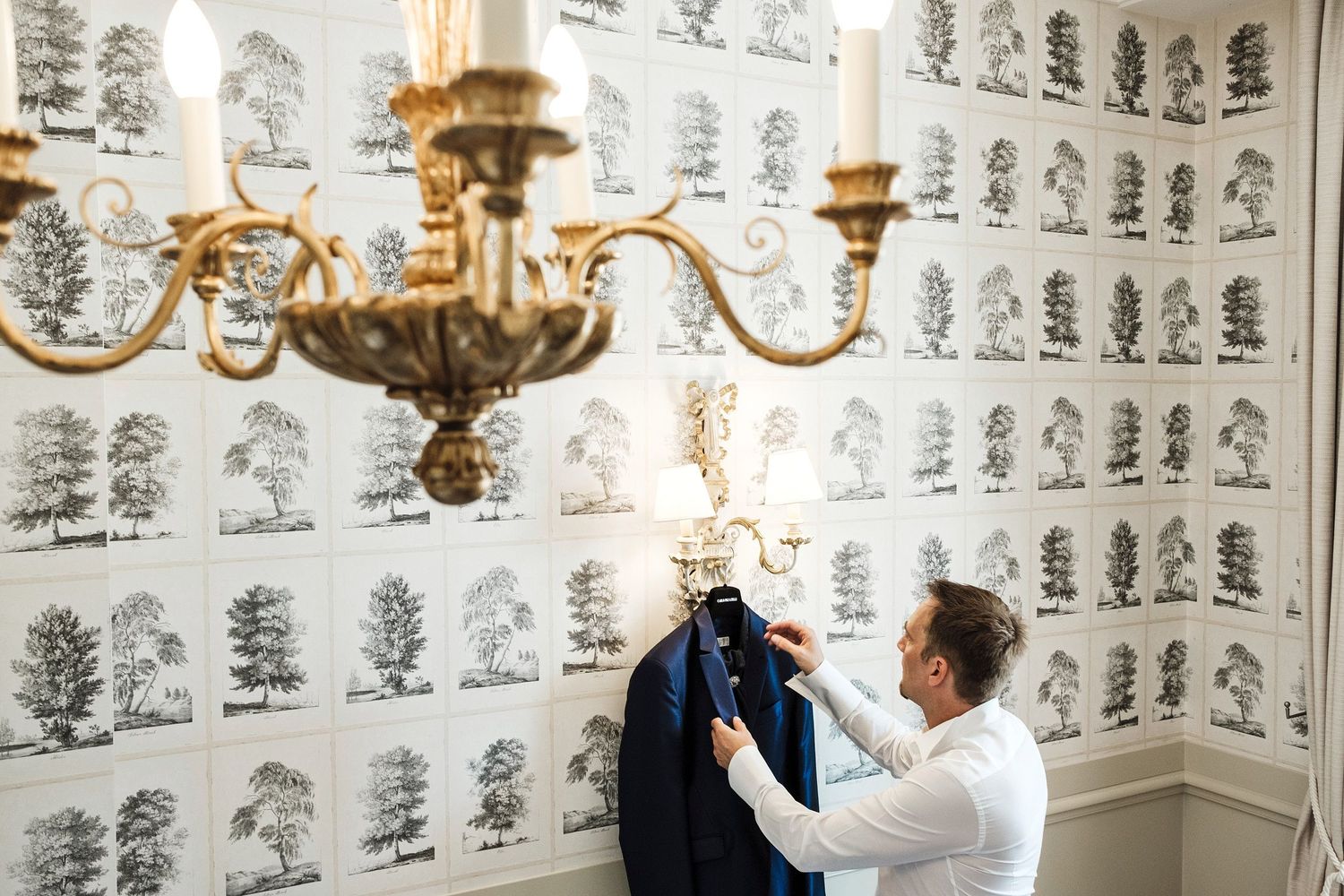TLOOK photographe de mariage de style documentaire, au grand hôtel du lac à vevey préparatifs du mariée