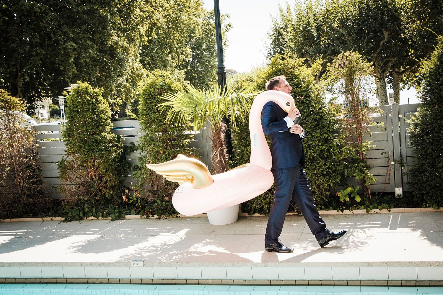 TLOOK photographe de mariage de style documentaire, au grand hôtel du lac à vevey préparatifs du marié au bord de la piscine