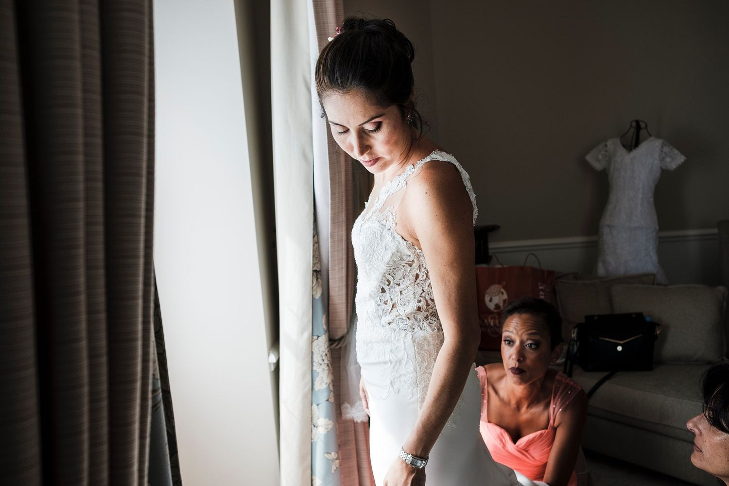 TLOOK photographe de mariage de style documentaire, au grand hôtel du lac à vevey préparatifs de la mariée