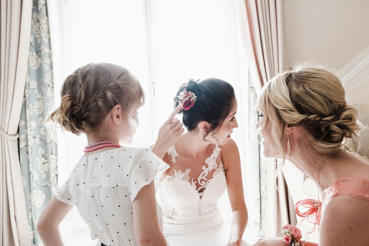 TLOOK photographe de mariage de style documentaire, au grand hôtel du lac à vevey préparatifs de la mariée