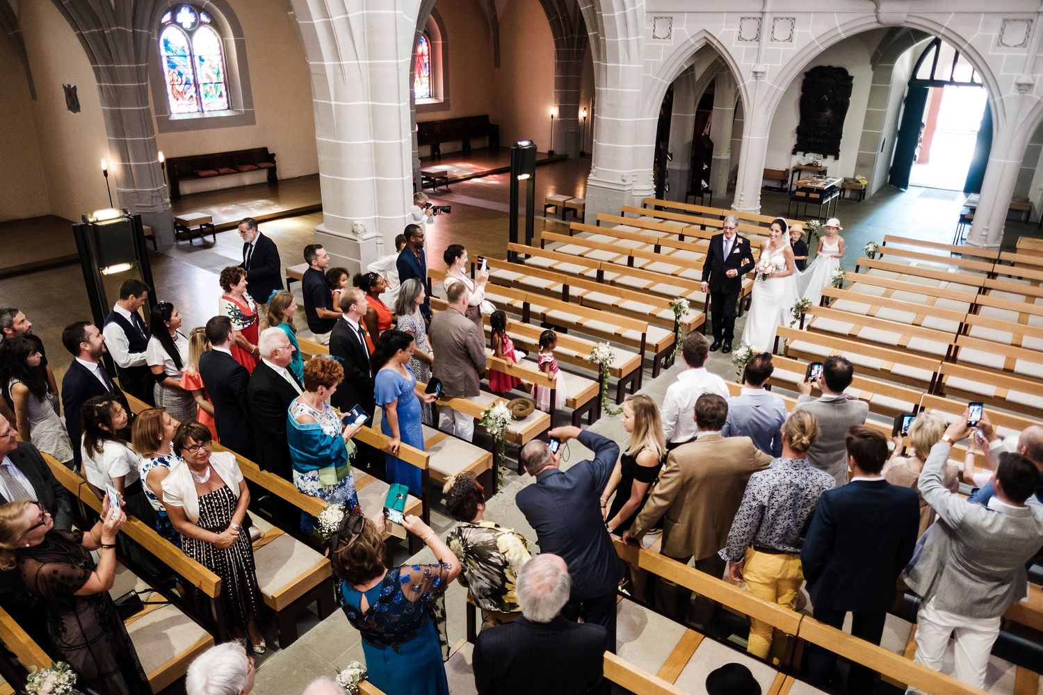 TLOOK photographe de mariage de style documentaire, cérémonie religieuse à l'église de vevey le papa amène la mariée