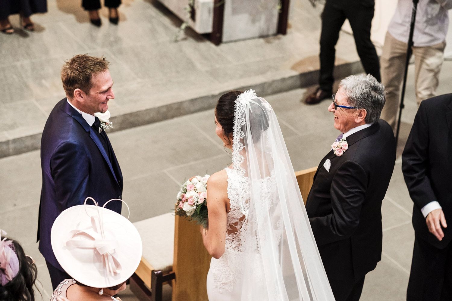 TLOOK photographe de mariage de style documentaire, cérémonie religieuse à l'église de vevey le papa amène la mariée