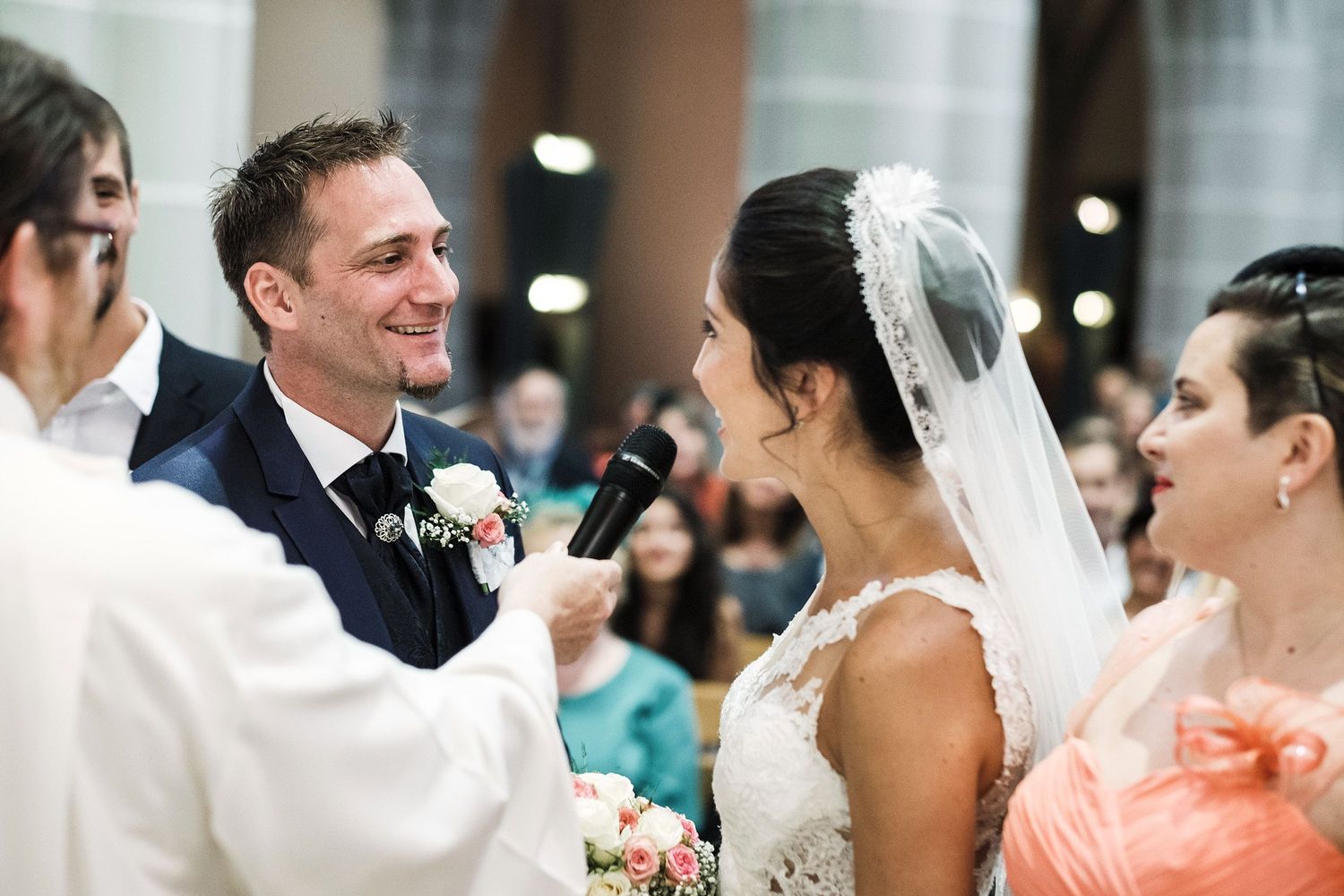 TLOOK photographe de mariage de style documentaire, cérémonie religieuse à l'église de vevey la mariée fait un discours