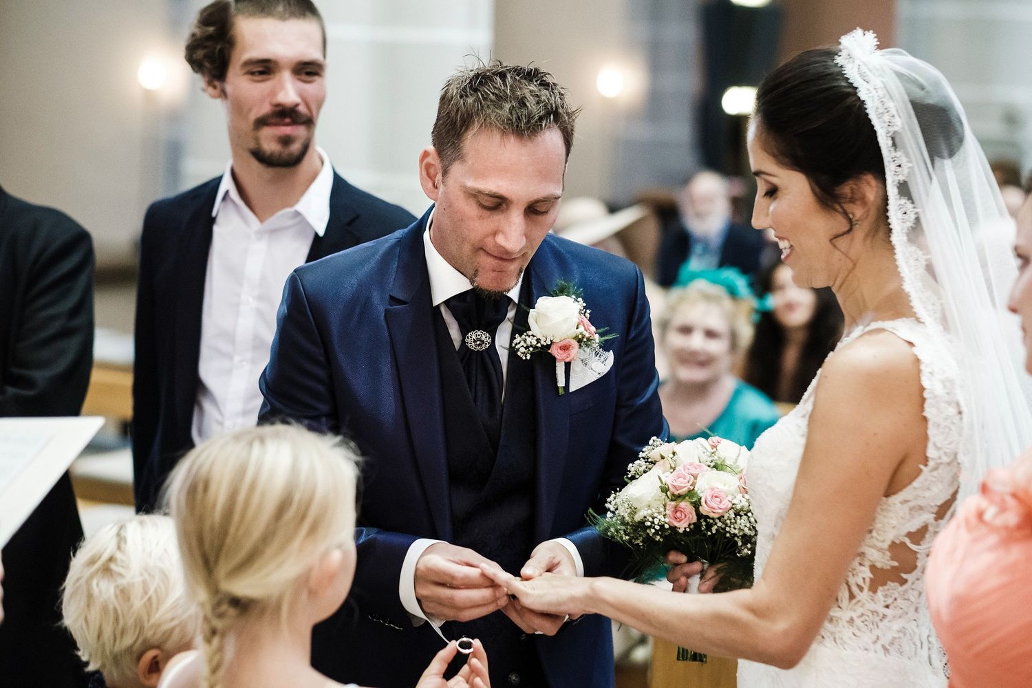 TLOOK photographe de mariage de style documentaire, cérémonie religieuse à l'église de vevey passage de la bague au doigt