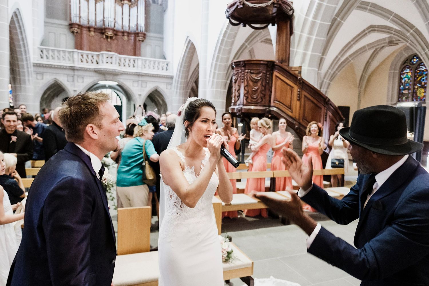 TLOOK photographe de mariage de style documentaire, cérémonie religieuse à l'église de vevey la mariée chante au gospel