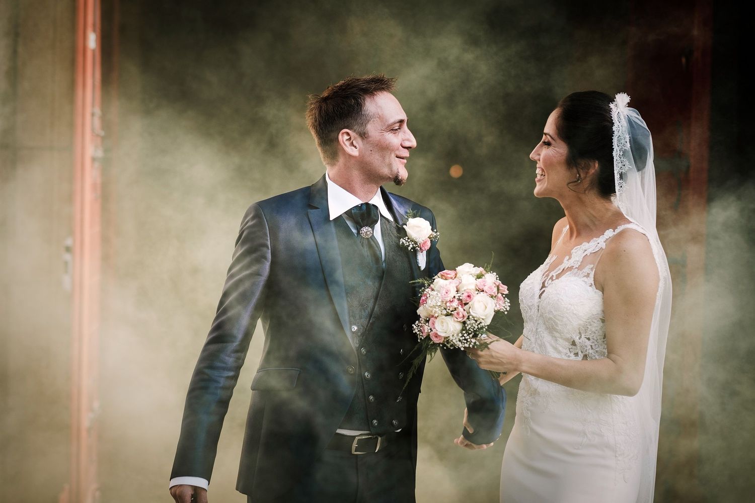 TLOOK photographe de mariage de style documentaire, sortie des mariés de l'église de vevey