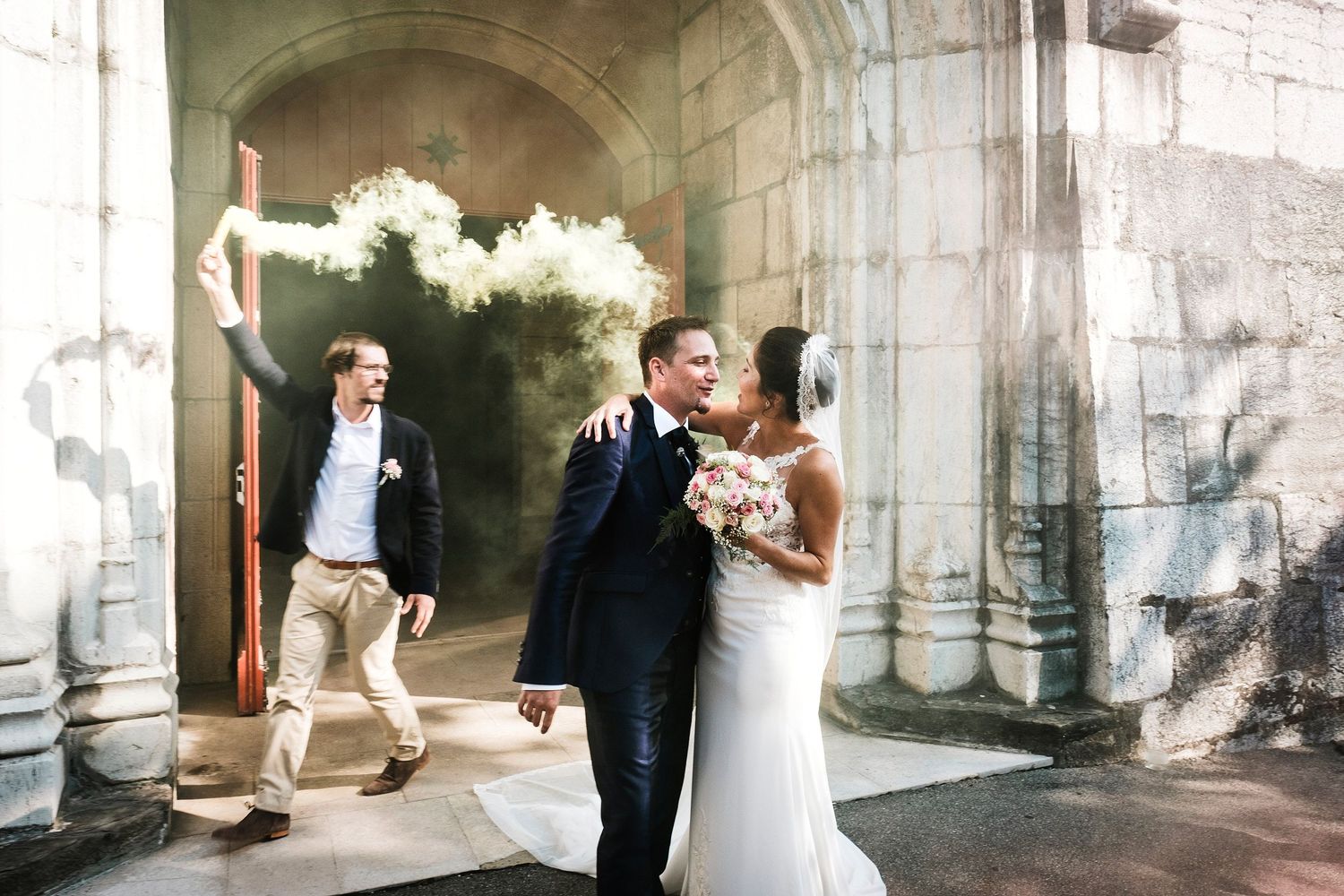 TLOOK photographe de mariage de style documentaire, sortie des mariés de l'église de vevey