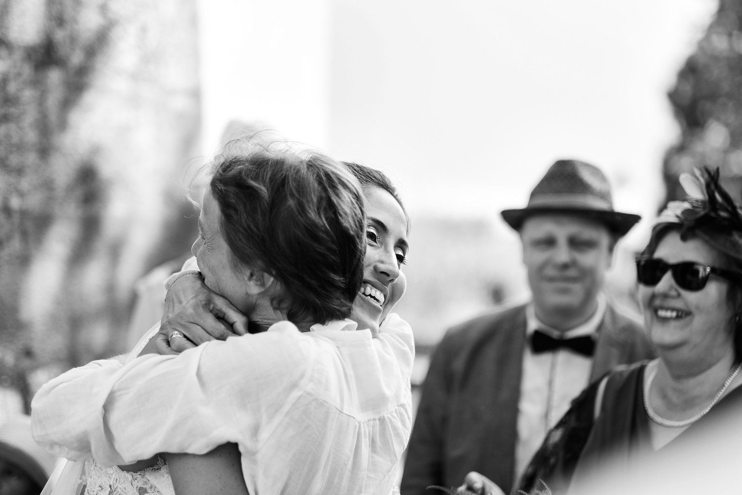 TLOOK photographe de mariage de style documentaire, félicitations des invités à la mariée sourire