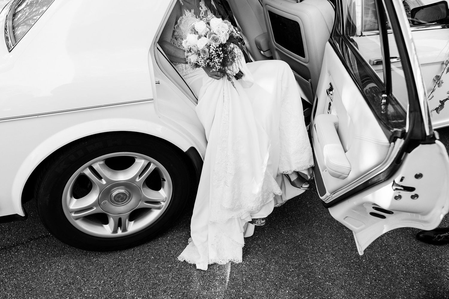 TLOOK photographe de mariage de style documentaire, la mariée sort de la voiture