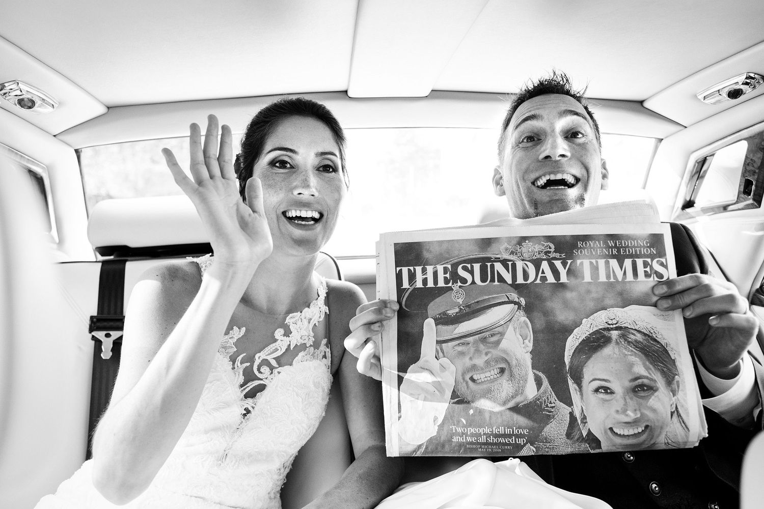 TLOOK photographe de mariage de style documentaire, portraits des mariés dans la voiture