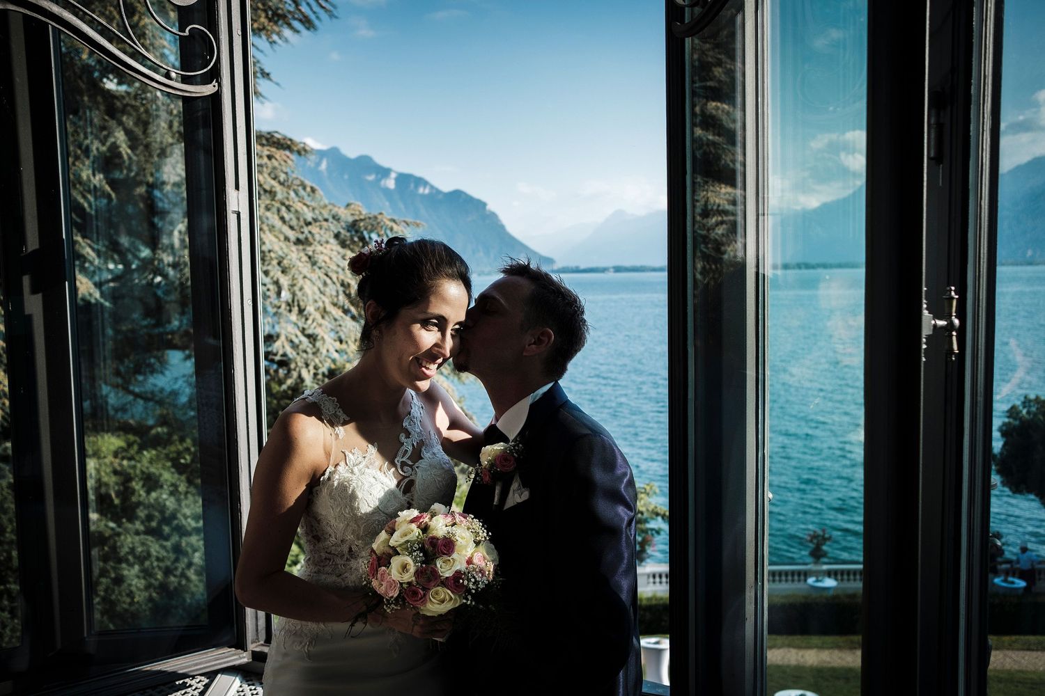 TLOOK photographe de mariage de style documentaire, Plexus galerie d'art à Montreux portraits des mariés