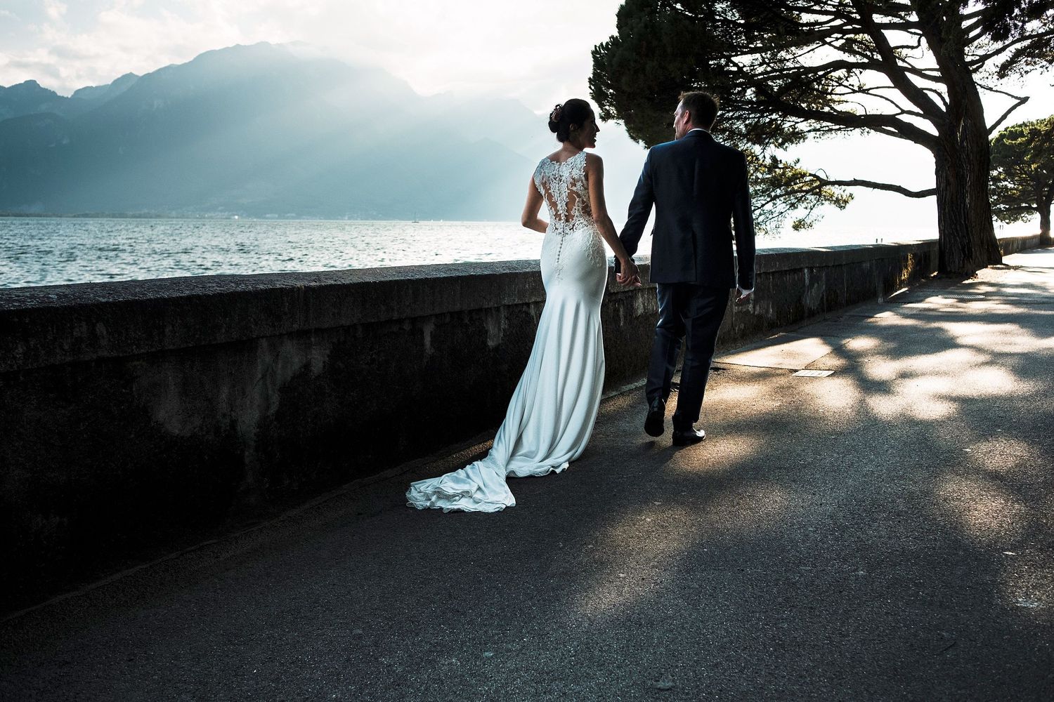 TLOOK photographe de mariage de style documentaire, Plexus galerie d'art à Montreux portraits des mariés au bord du lac léman
