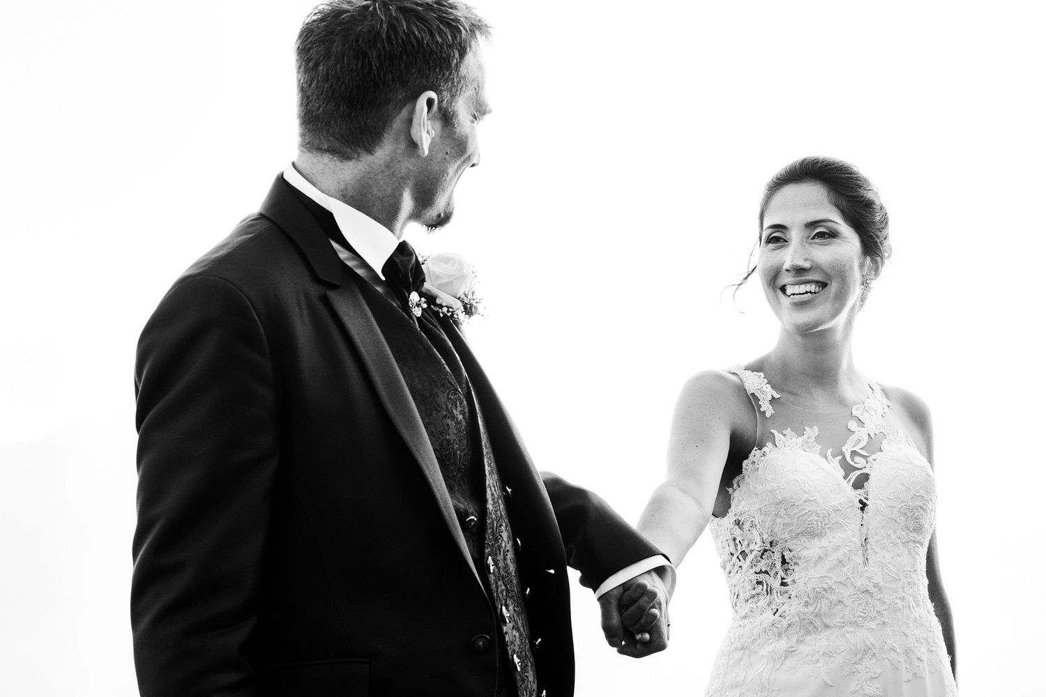 TLOOK photographe de mariage de style documentaire, Plexus galerie d'art à Montreux portraits des mariés au bord du lac léman