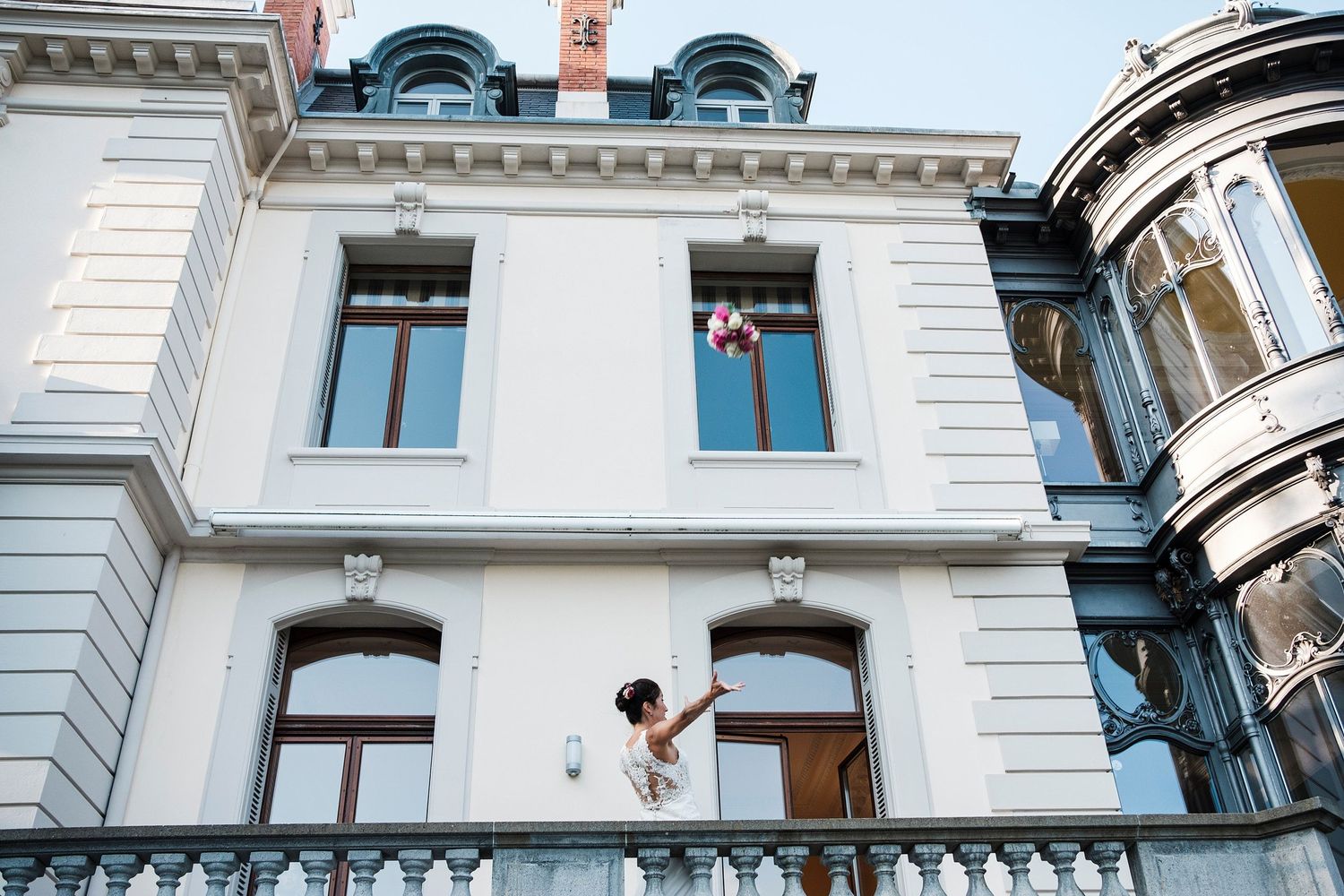 TLOOK photographe de mariage de style documentaire, au plexus à montreux jeté du bouquet