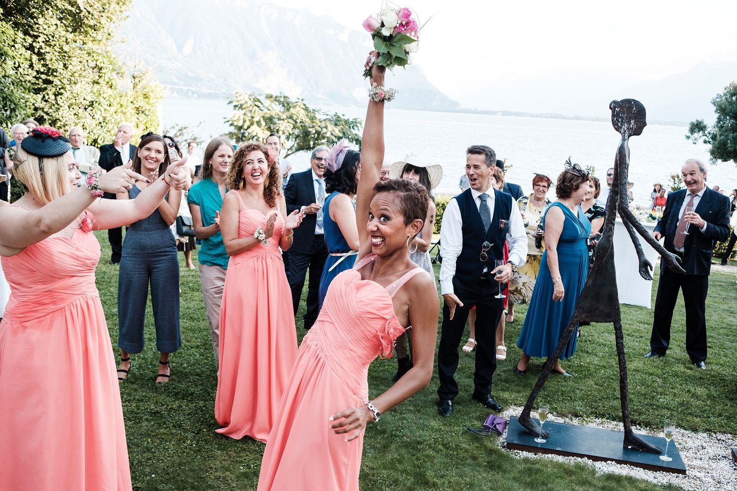 TLOOK photographe de mariage de style documentaire, au plexus à montreux jeté du bouquet