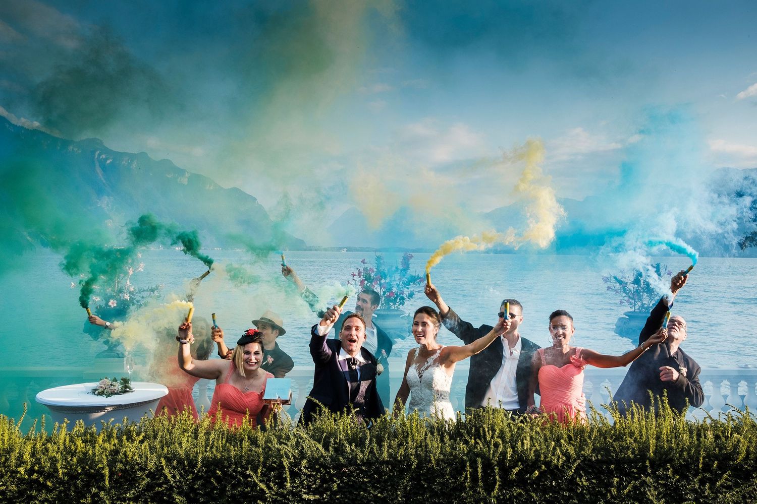 TLOOK photographe de mariage de style documentaire, au plexus à montreux portraits des mariés et des invités avec les fumigènes
