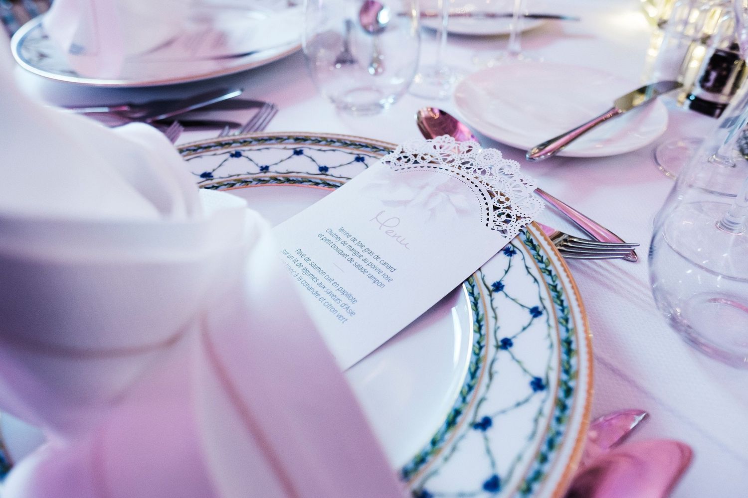TLOOK photographe de mariage de style documentaire, au grand hôtel du lac à vevey décoration des tables
