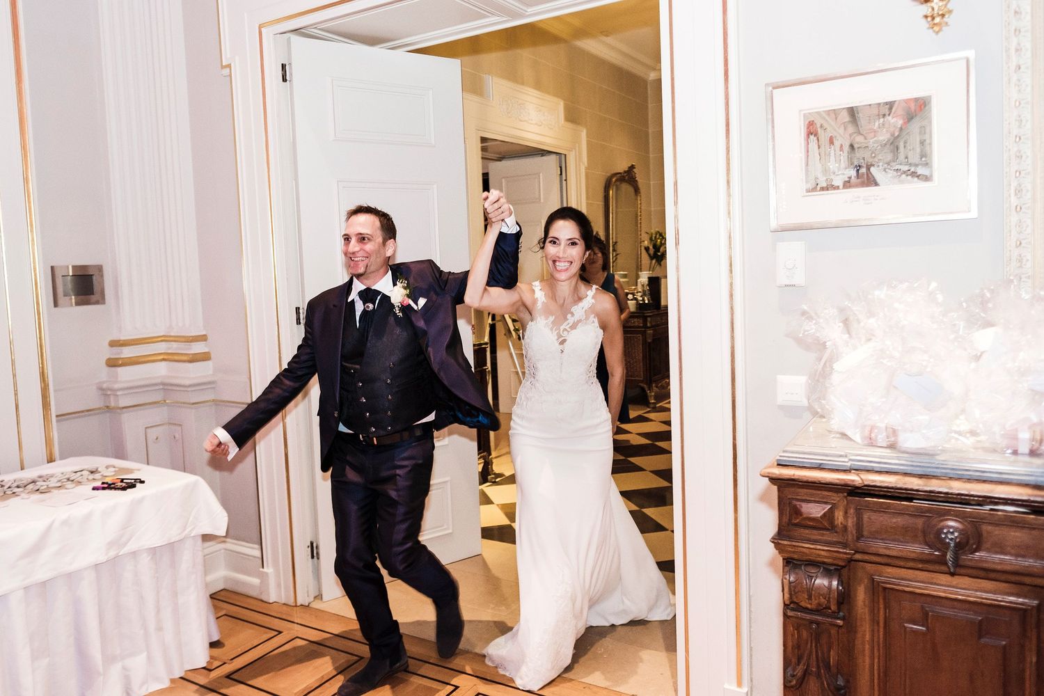 TLOOK photographe de mariage de style documentaire, au grand hôtel du lac à vevey entrée des mariés en salle