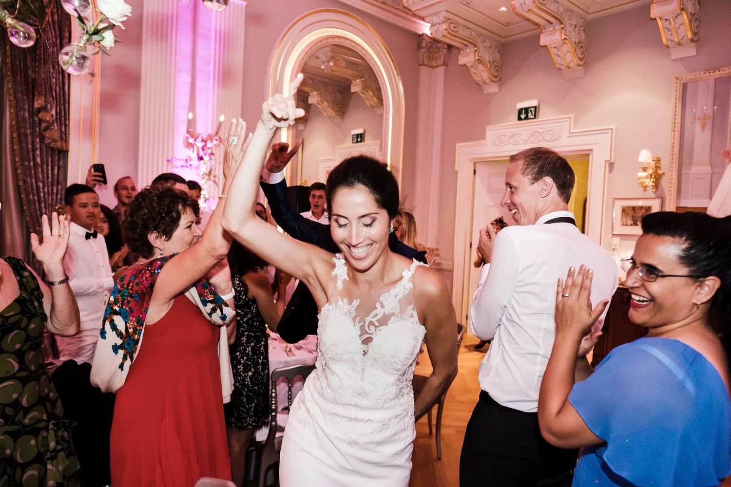 TLOOK photographe de mariage de style documentaire, au grand hôtel du lac à vevey dance floor