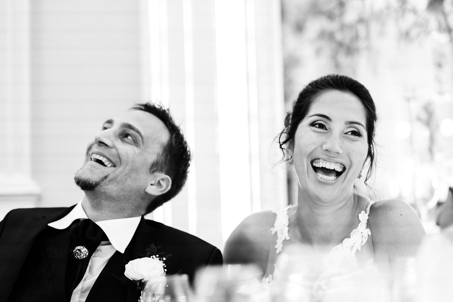 TLOOK photographe de mariage de style documentaire, au grand hôtel du lac à vevey soirée avec les mariés qui rigolent
