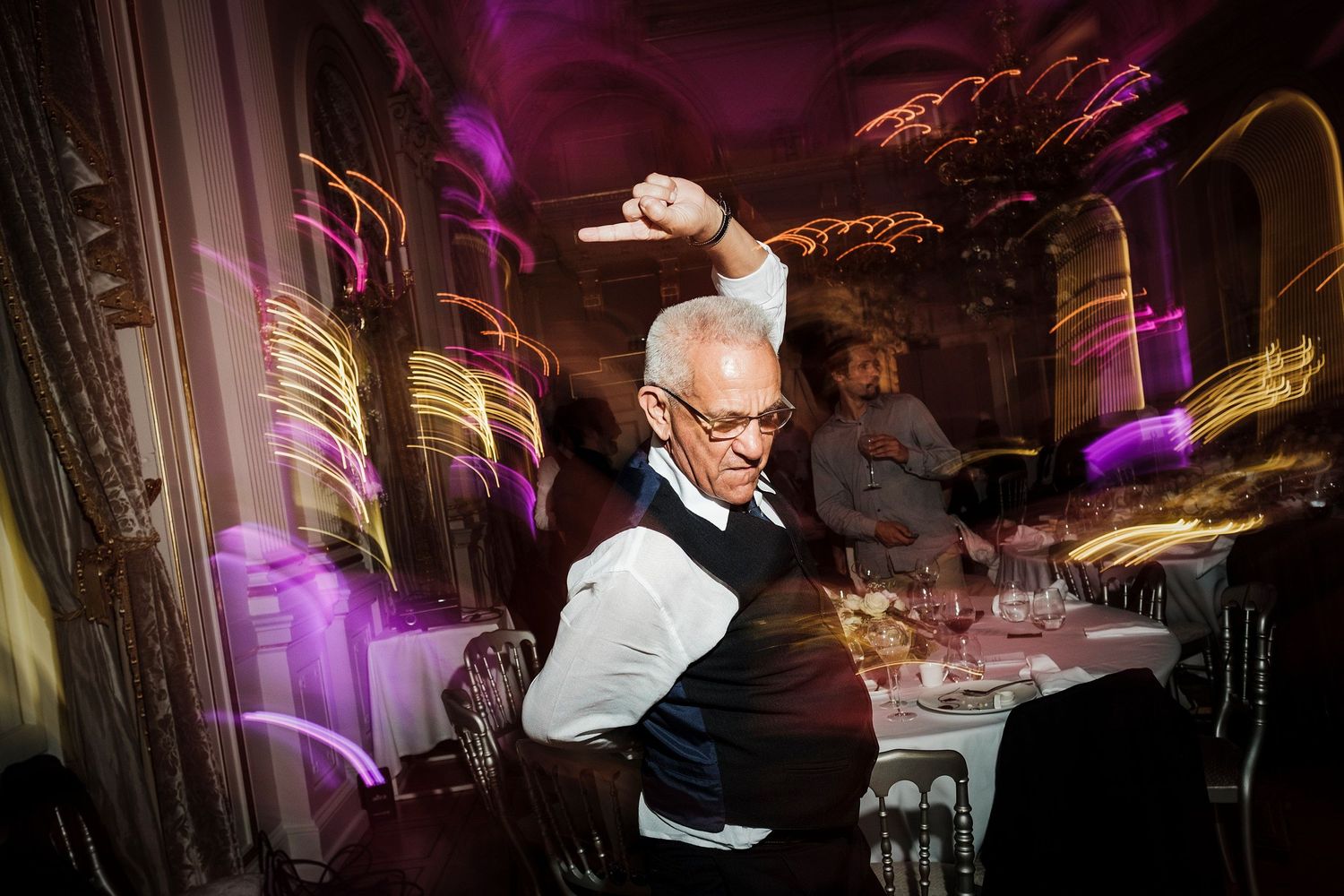 TLOOK photographe de mariage de style documentaire, au grand hôtel du lac à vevey dance floor