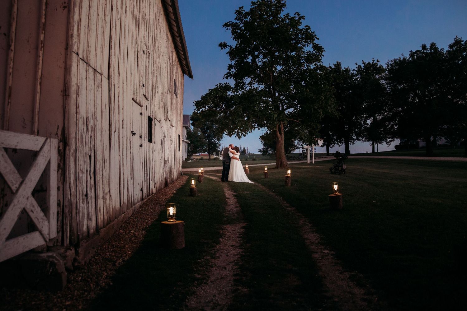 gorgeous barn outdoor wedding cogged Iowa midwest Iowa sage and ivy studio photography