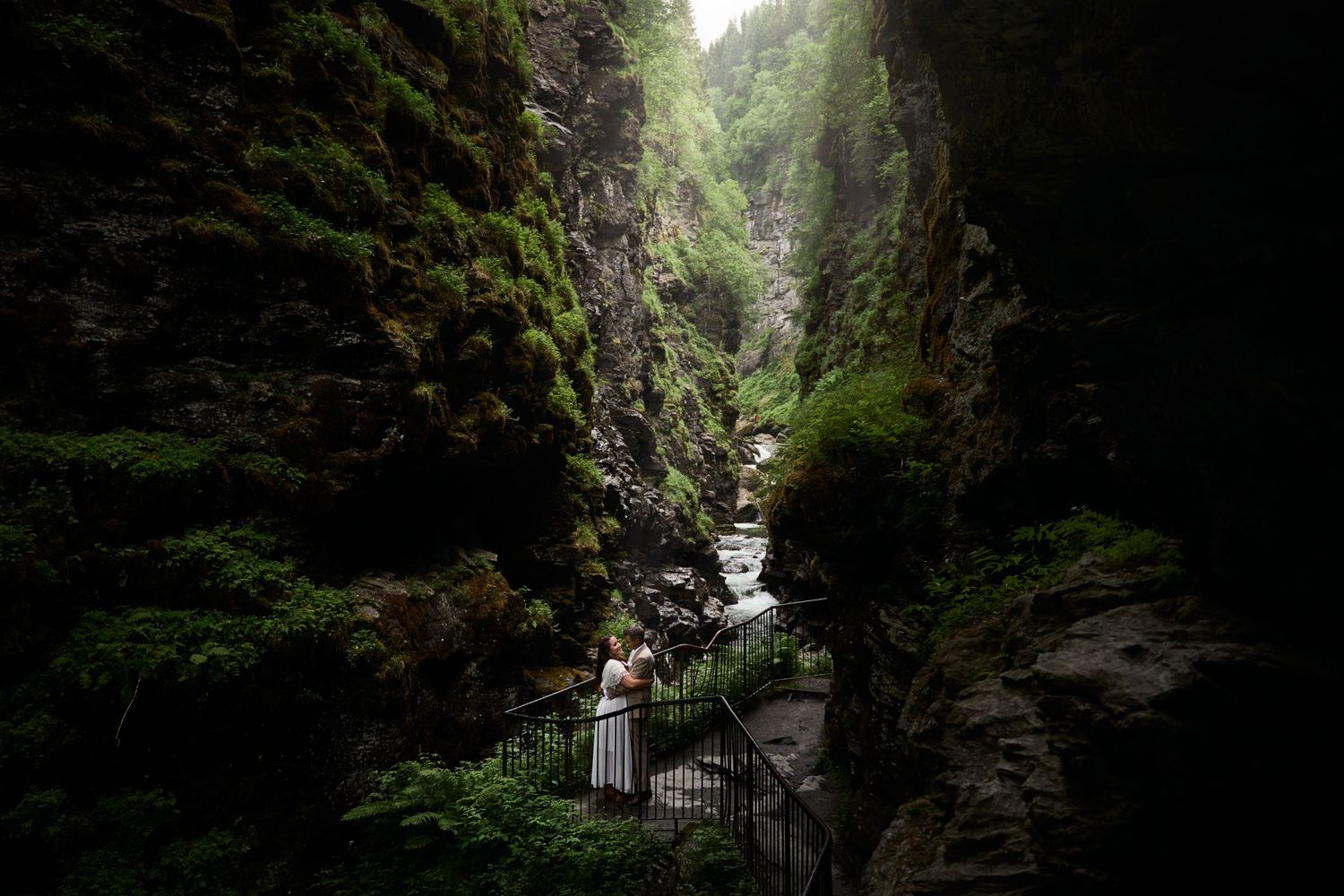 Brudepar i Bordalsgjelet, Vossevangen, Voss, Vestland. Bryllupsfotograf LeneKristine
