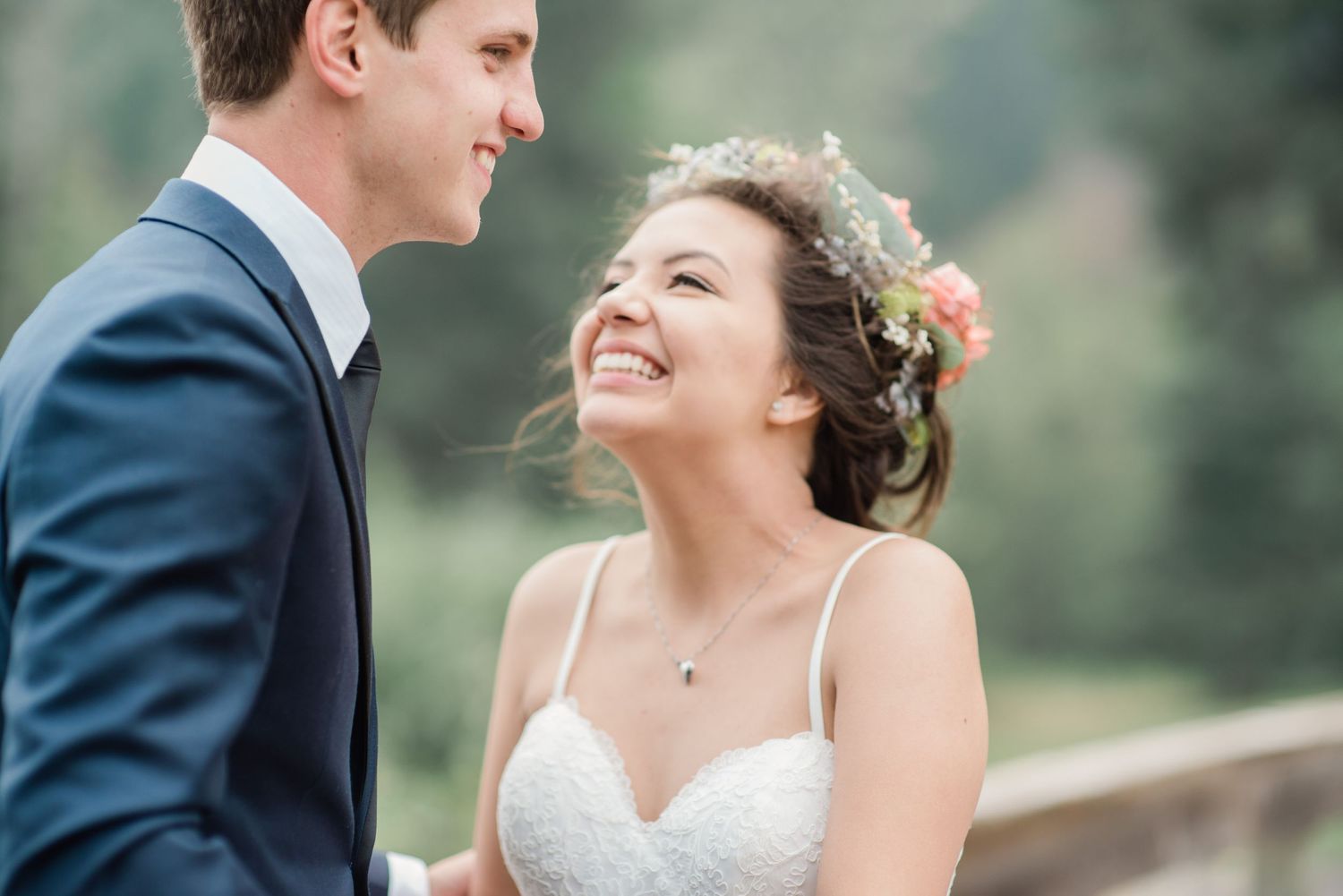 okanagan-wedding-bride-and-groom-smile-flower-veil